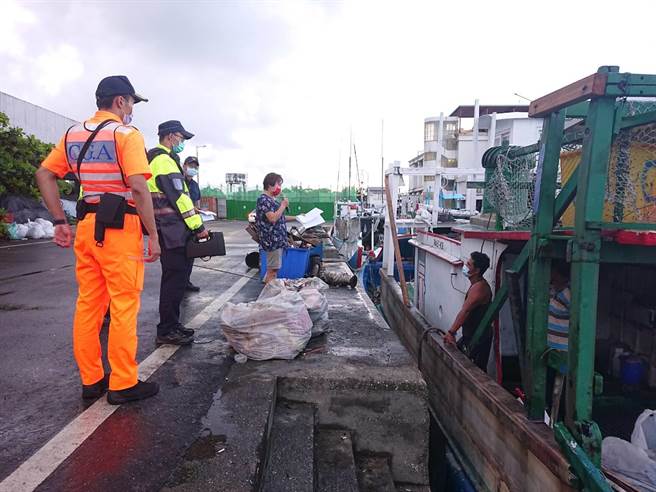 台東縣成功警分局與海巡署東部分署第13岸巡隊合作，在通譯人員協助下，針對新港漁港外籍漁工防疫宣導。（成功警分局提供／蔡旻妤台東傳真）