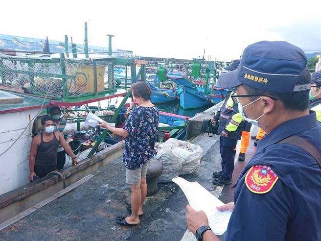 台東縣成功警分局與海巡署東部分署第13岸巡隊合作，在通譯人員協助下，針對新港漁港外籍漁工防疫宣導。（成功警分局提供／蔡旻妤台東傳真）