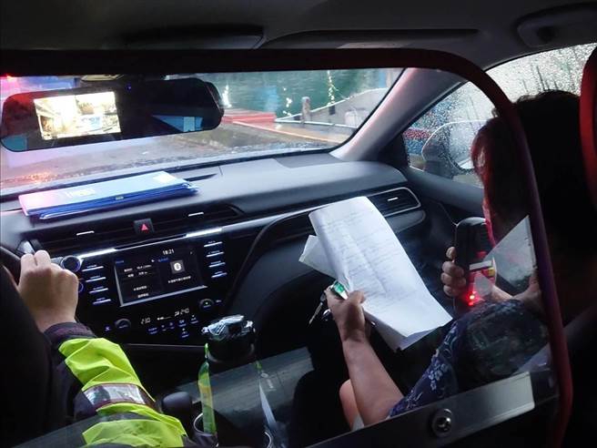 台東縣成功警分局與海巡署東部分署第13岸巡隊合作，在通譯人員協助下，針對新港漁港外籍漁工防疫宣導。（成功警分局提供／蔡旻妤台東傳真）