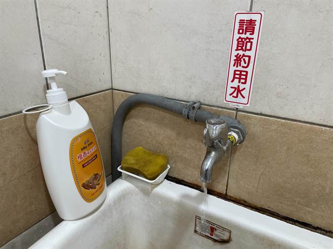 连江县自来水厂持续呼吁乡亲及旅游业者、游客节约用水，共同节水抗旱，珍惜马祖得来不易的水资源。（叶书宏摄）