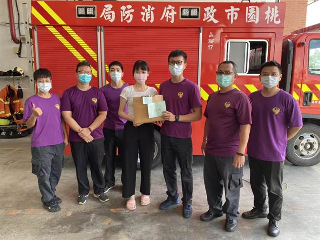 热心民眾捐赠物资给山脚消防分队。（姜霏翻摄）