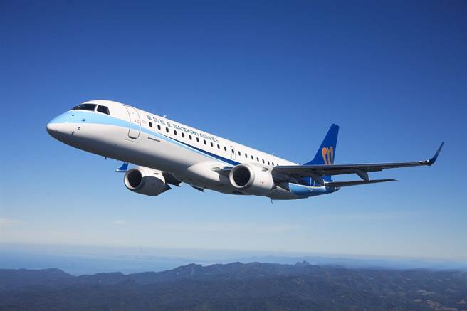 政府呼吁民眾，今年端午连假原地过节，国内线航班大减82％。（华信航空提供／陈佑诚传真）