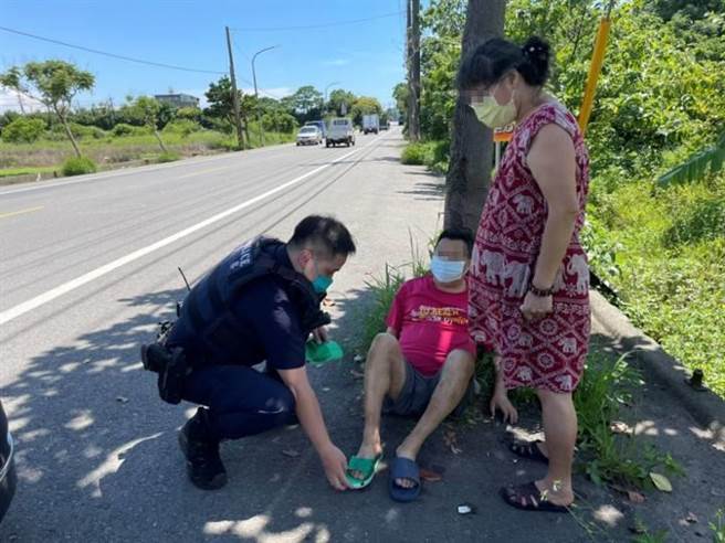 暖警协助视障。（姜霏翻摄）