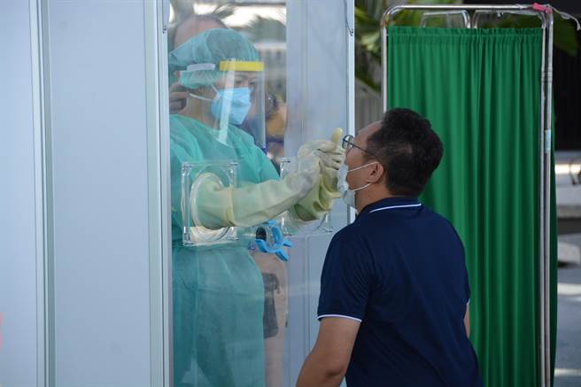 因应端午节连假，县府在花莲车站设置快筛站。（王志伟摄）