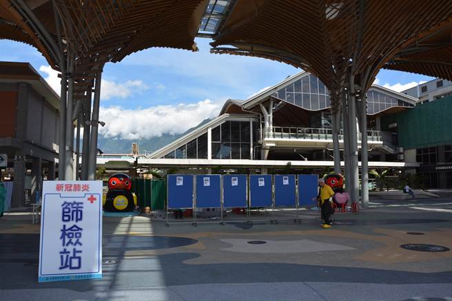 县政府今起一连4天在前站出口设置快筛站，虽没有强制性，仍呼吁游客踊跃筛检。（王志伟摄）