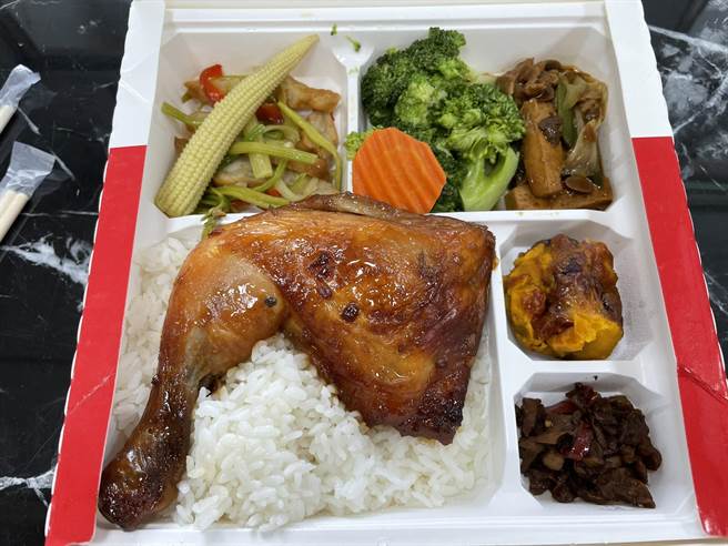 ▲華航空廚贈警的防疫便當相當豪華。（平鎮警分局提供／蕭靈璽桃園傳真）