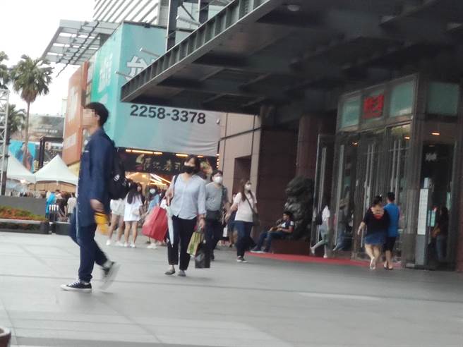 新光三越中港店指出，10日晚间7点多接获卫生局通知，得知该名员工被家人接触感染。（张妍溱摄）