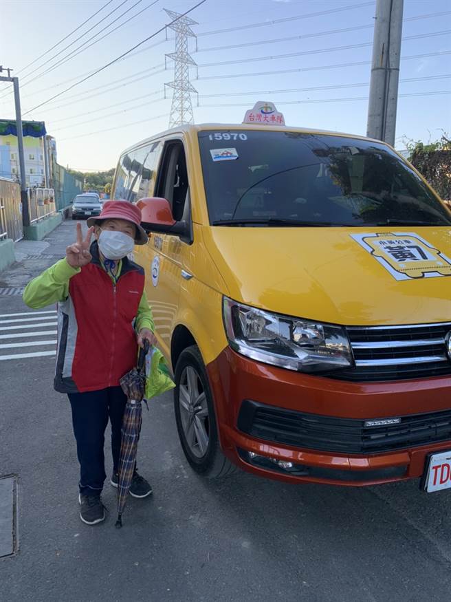 長者搭乘黃7路小黃公車的景象。(圖／台中市政府提供)