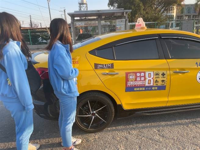 學生搭乘黃8路小黃公車。(圖／台中市政府提供)