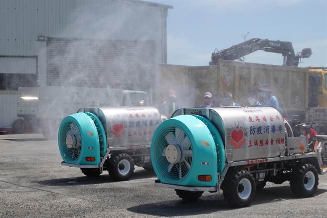 正誠慈善會11日捐贈兩輛自走鼓風式噴藥消毒車給鹿港鎮公所。（吳敏菁攝）