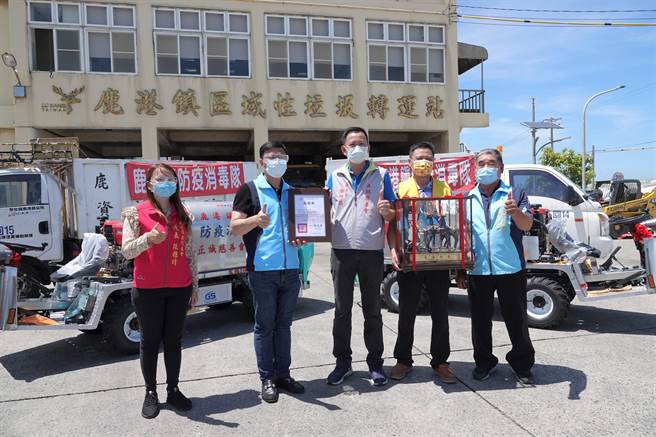 正誠慈善會11日捐贈兩輛自走鼓風式噴藥消毒車給鹿港鎮公所。（吳敏菁攝）