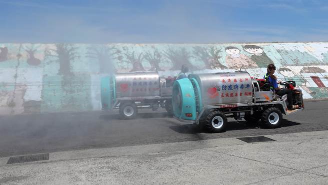 正誠慈善會11日捐贈兩輛自走鼓風式噴藥消毒車給鹿港鎮公所。（吳敏菁攝）