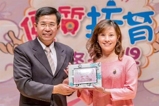 张园长（右1）坦言，家长们的回馈与感谢，是她从事托育产业20年的最大动力。（照片/至善宝贝园托婴中心 提供）