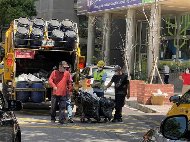 端午节连假来临，桃园市环保局清洁大队工作不停歇，收运垃圾、环境消毒持续进行。（桃园市环保局提供／姜霏桃园传真）