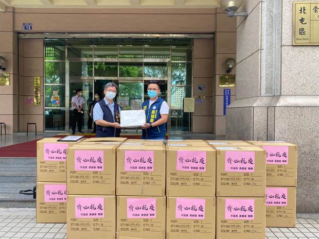 台中市議員黃健豪與企業界11日捐贈2000件防疫隔離衣給北屯區公所，強化基層人員防疫設備，並保障其身體健康。（盧金足攝）