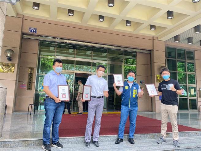 台中市議員黃健豪結合漢宇建設、三陸一海設計、申錫企業等企業界，11日捐贈2000件防疫隔離衣給北屯區公所。（盧金足攝）