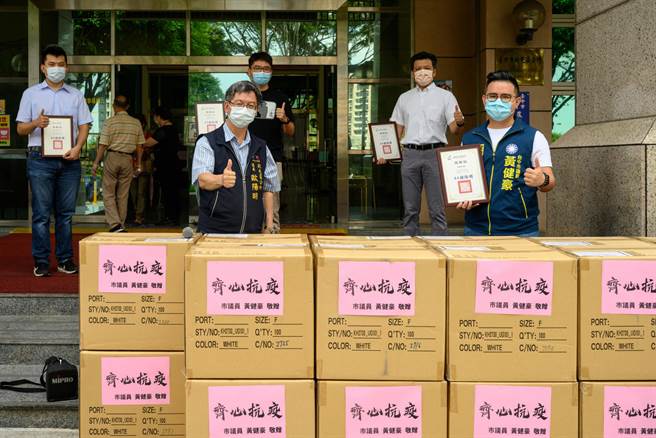 台中市議員黃健豪伉儷生日都剛好在6月中旬，今年許下不一樣的生日願望，也捐出防疫物資，祈願疫情快結束。（盧金足攝）