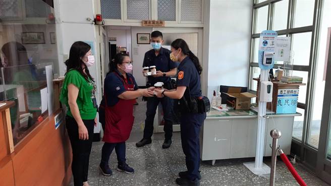 清水区全联卖场员工合资捐赠购买300杯咖啡，亲自送至分局给波丽士享用。（清水警分局提供／陈淑娥台中传真）