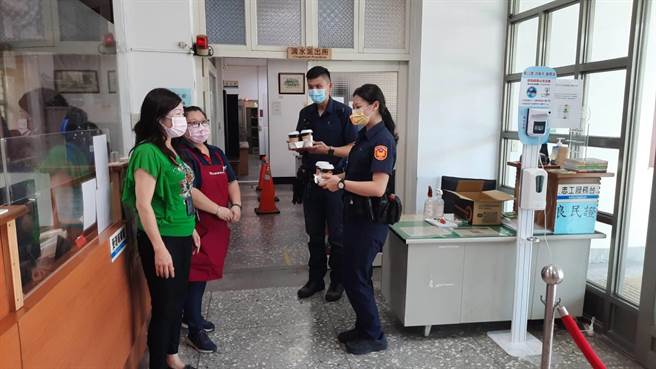 清水区全联卖场员工合资捐赠购买300杯咖啡，亲自送至分局给波丽士享用。（清水警分局提供／陈淑娥台中传真）