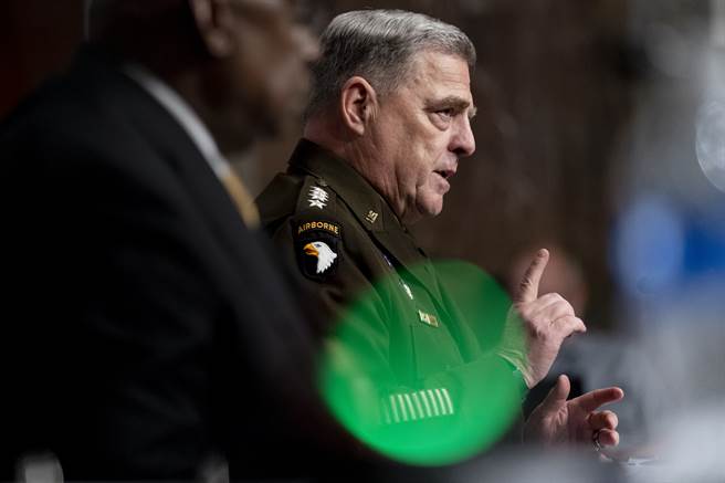 美軍參謀首長聯席會議主席密利今天在聯邦參議院作證說，中國正以「令人極為憂心且持續的速度」增強軍事能力，警告和平與全球穩定恐面臨更大威脅。(圖/美聯社提供)