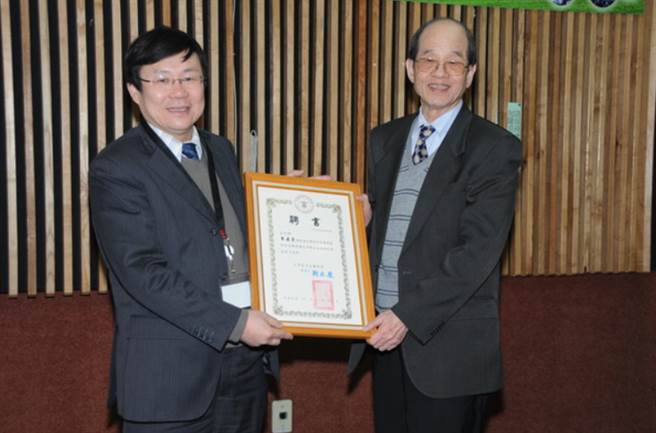 「台灣疫苗之父」李慶雲(右)今辭世。（翻攝台灣感染症醫學會官網）