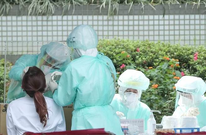 壹电视摄影员工日前猝死于电视台，被确诊生前得到新冠肺炎，北市府快筛机动队9日进驻该大楼筛检。（图／中时资料照片）
