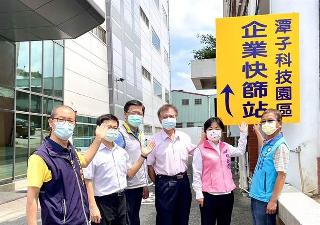 立委楊瓊瓔11日視察潭子科技產業園區快篩站設置情形。（陳淑娥攝）