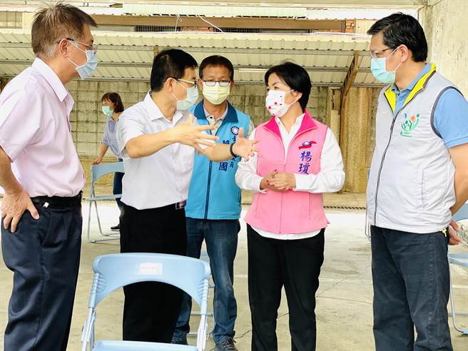 立委楊瓊瓔11日視察潭子科技產業園區快篩站設置情形。（陳淑娥攝）