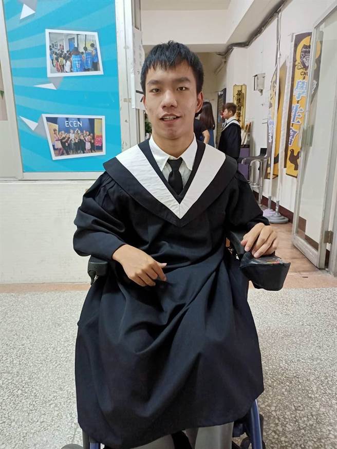 嘉南药理大学社工系应届毕业生黄柏诚，获颁「生命勇士奖」。（嘉药提供／曹婷婷台南传真）