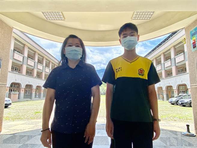 会考满级分的榜首陈彦宇（右）与妈妈合照。（梅山国中提供／张亦惠嘉县传真）