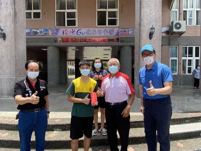 太平村长严清雅（右二）颁红包给陈彦宇。（梅山国中提供／张亦惠嘉县传真）