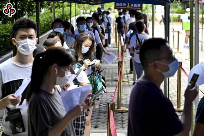 广州再添9本土病例，均来自封闭管理区域及隔离观察人员，疫情趋缓。图为6月9日，广东省广州市民排队进入祈福医院新冠疫苗接种点 。（中新社）