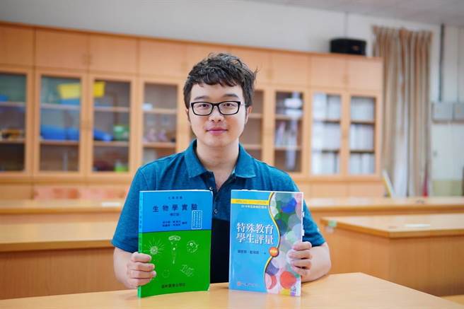 建興國中陳鴻任老師。(台南市教育局提供／曹婷婷台南傳真)