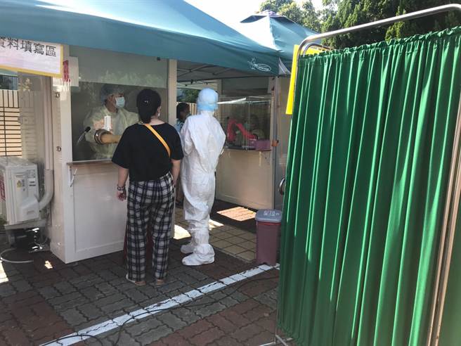 台南市政府设立返乡筛检站，强力防堵端午连假返乡潮可能带来的感染危机。（台南市卫生局提供／程炳璋台南传真）