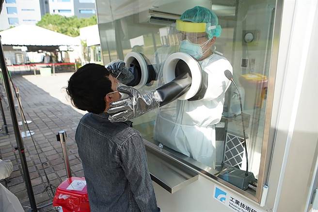 工研院研發移動式正壓式檢疫亭，能讓採檢人員在安全、相對舒適的環境下完成採檢。（工研院提供／黃國峰台中傳真）