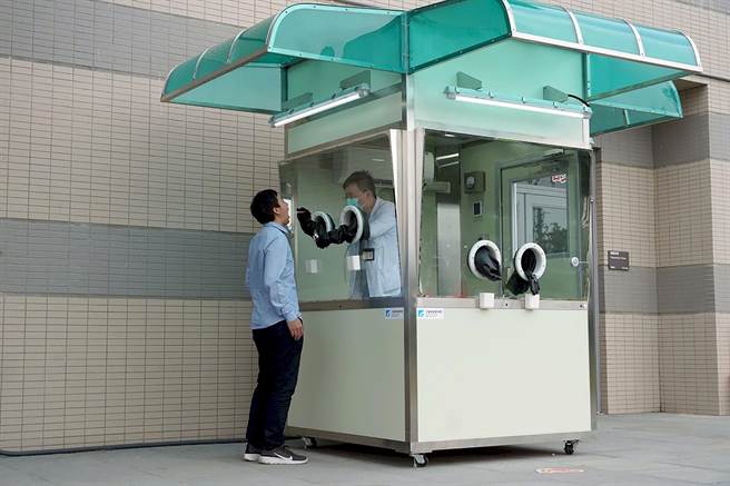 立委何欣純號召台中在地企業及社團支持，將為國軍台中總醫院、大里仁愛醫院、大里澄清醫院等，各購置一座工研院研發移動式正壓式檢疫亭。（工研院提供／黃國峰台中傳真）