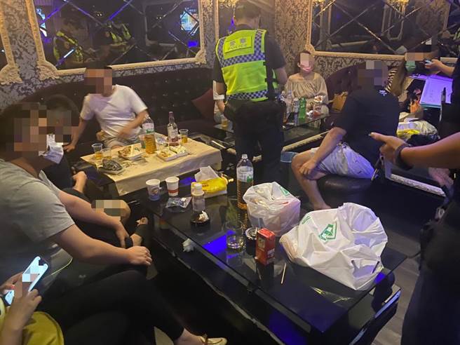 高雄1家美容坊内有包厢，装潢成私人招待所，当场逮到唱得正嗨的10名男女，警方依法开罚60万元，负责揪咖的37岁杨男竟当场霸气说：「全部费用，我来处理！」。(翻摄照片／刘宥廷高雄传真)