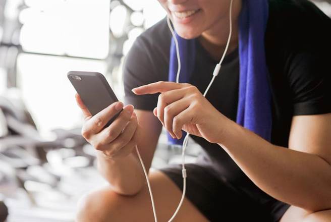 一名健身教练上班偷懒被主管骂，「你想被干是不是？」一气之下告上法院。（示意图／Shutterstock）