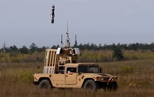 「機動部隊保護」（MFP）系統能發射無人機，以攔截其他小型無人機系統（sUAS），接著噴出粉紅色絲狀物，迫使敵機墜毀。（美國國防高等研究計劃署）