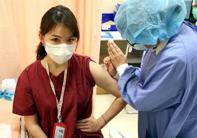 辅大医院替医护人员施打莫德纳疫苗。（赵双杰摄）
