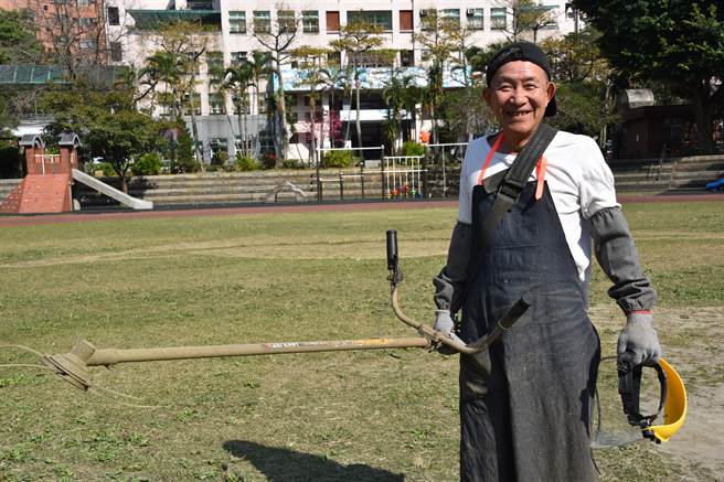 最酷畢業禮物淡水新興國小工友在草地獻上巨型祝福 寶島 中時