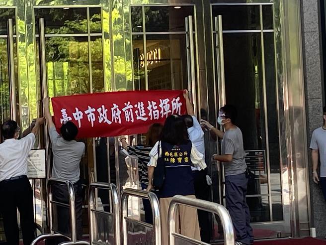 台中市府立即在新光三越中港店設置前進指揮所。（盧金足攝）  