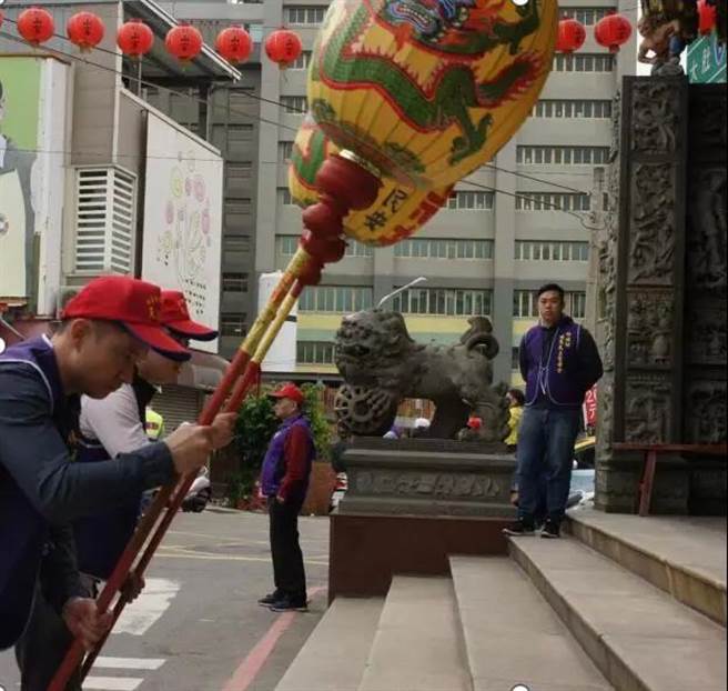 活动的摄影人员捕捉到了作者跟弟弟动作出奇的默契。（作者提供）