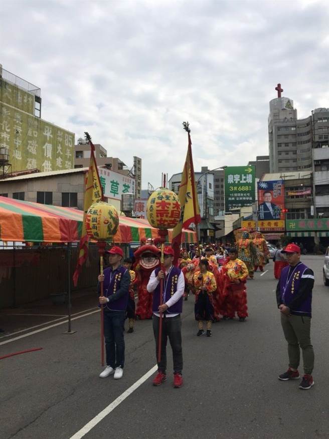 长辈相信拿灯会添丁，因此母亲看到我跟弟弟拿灯很开心。（作者提供）