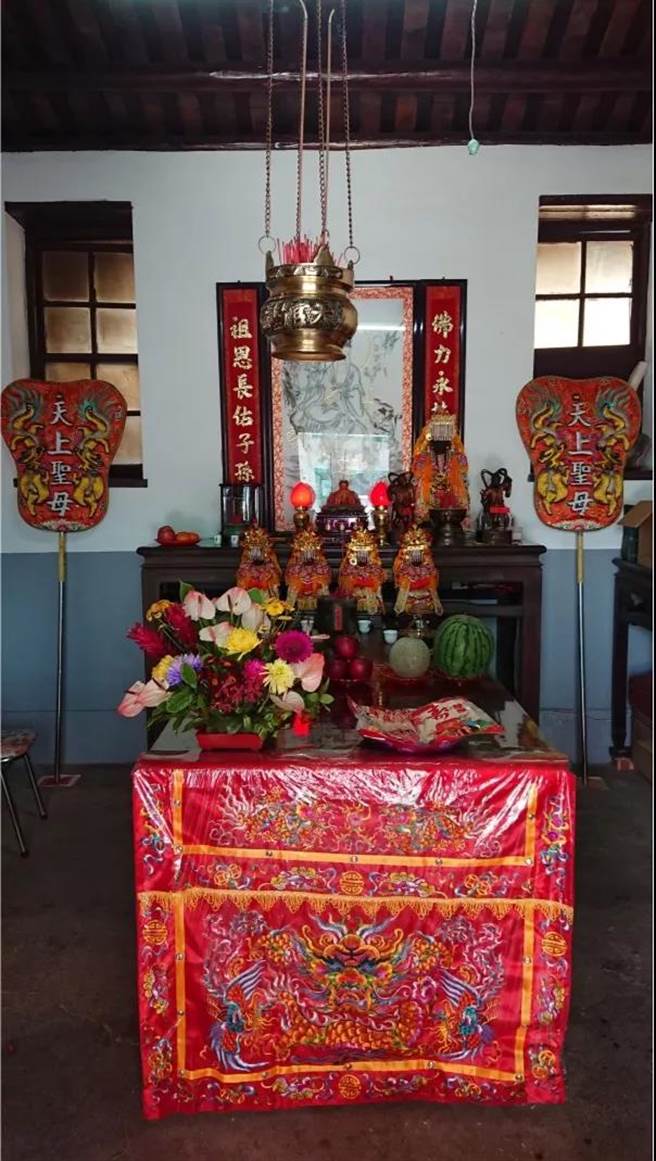 将妈祖神像与香炉迎回了祖宅。（作者提供）