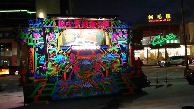 夜幕降临后，祖宅三合院门口搭起戏台上演闽南传统掌中戏。（作者提供）