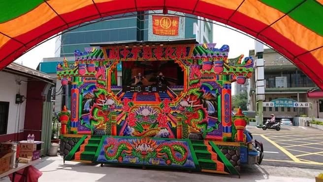 结束了妈祖诞辰的典礼，这三天圆满结束，同样祖宅门口再度搭起了棚子上演掌中戏。（作者提供）