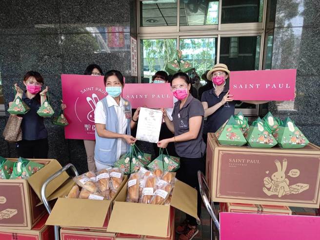 圣保罗烘焙坊送麵包、冰粽为医护人员打气。（圣保罗提供）