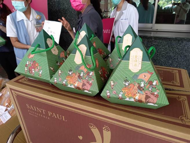 圣保罗烘焙坊送冰粽为嘉义市的医护人员加油。（圣保罗提供）