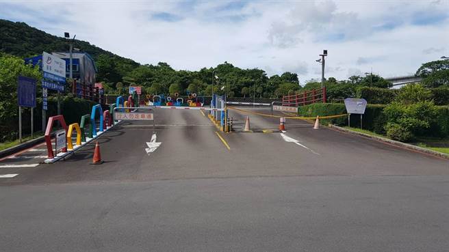 平溪停三停車場也因十分瀑布園區封閉，關閉停車場，關閉期間將視疫情，滾動式調整。（觀旅局提供）